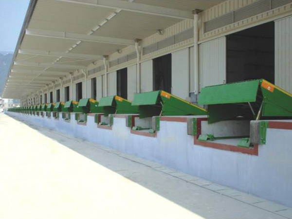 广东百世汇通30台固定式登车桥投入使用